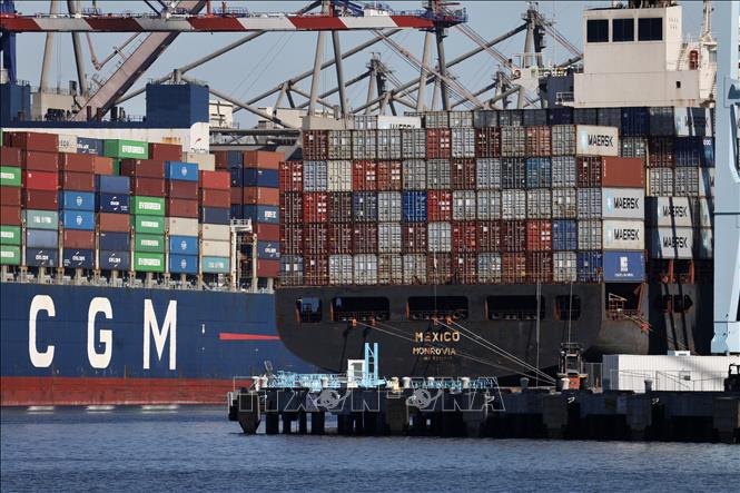 Tàu chở hàng cập cảng container ở Los Angeles, bang California, Mỹ. Ảnh: THX/TTXVN