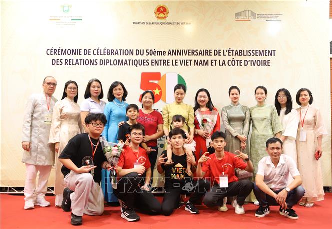 Đại sứ Việt Nam tại Maroc kiêm nhiệm Côte d'Ivoire Lê Kim Quy chụp ảnh lưu niệm cùng cộng đồng người Việt Nam tại Côte d'Ivoire. Ảnh: Hồng Minh - P/v TTXVN tại châu Phi