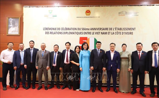 Đại sứ Việt Nam tại Maroc kiêm nhiệm Côte d'Ivoire Lê Kim Quy chụp ảnh lưu niệm cùng đoàn đại biểu Quốc hội Việt Nam đang có chuyến thăm và làm việc tại Côte d'Ivoire do Phó Chủ tịch Quốc hội Vũ Hồng Thanh dẫn đầu. Ảnh: Hồng Minh - P/v TTXVN tại châu Phi