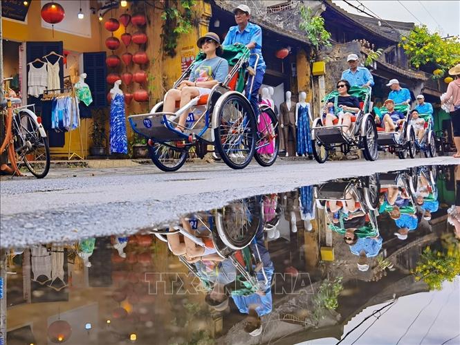 The slow, relaxed pace of life is a priceless signature of Hoi An, attracting visitors seeking true tranquility. VNA Photo: Thanh Tùng 