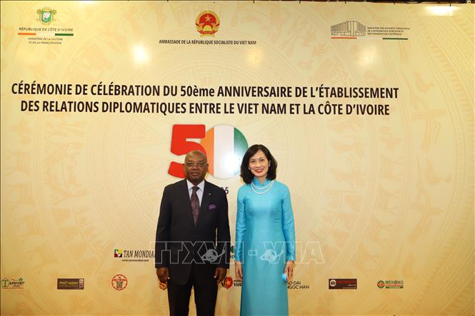 Đại sứ Việt Nam tại Maroc kiêm nhiệm Côte d'Ivoire Lê Kim Quy chụp ảnh lưu niệm cùng ông Évariste Koffi Yapi, Tổng Thư ký Bộ Ngoại giao, Hội nhập châu Phi và Người Côte d’Ivoire ở nước ngoài. Ảnh: Hồng Minh - P/v TTXVN tại châu Phi