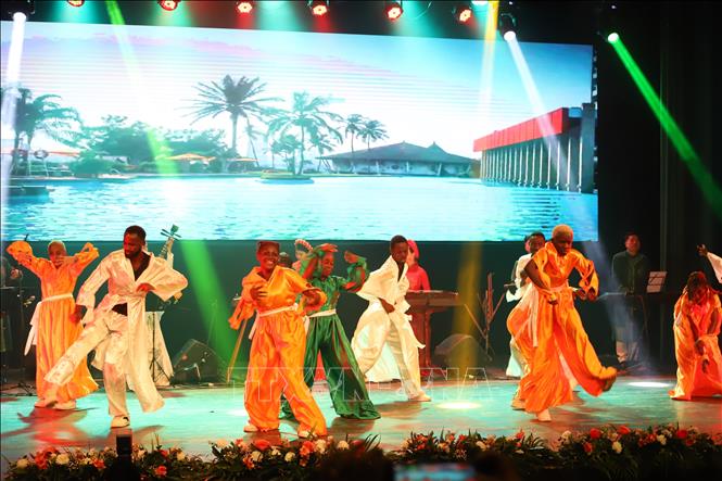 Một tiết mục nghệ thuật của các nghệ sỹ Côte d’Ivoire trên nền nhạc của nhạc cụ dân tộc Việt Nam. Ảnh: Hồng Minh - P/v TTXVN tại châu Phi
