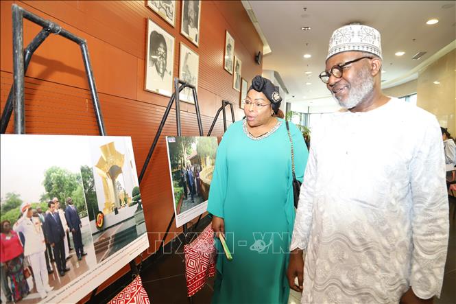 Khách thăm quan Triển lãm ảnh giới thiệu 50 năm quan hệ ngoại giao Việt Nam-Côte d'Ivoire tại sự kiện. Ảnh: Hồng Minh - P/v TTXVN tại châu Phi