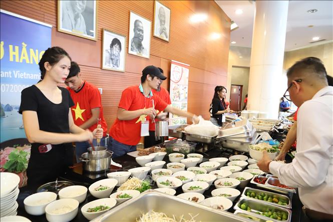 Phục vụ món phở Việt Nam cho thực khách tại sự kiện. Ảnh: Hồng Minh - P/v TTXVN tại châu Phi