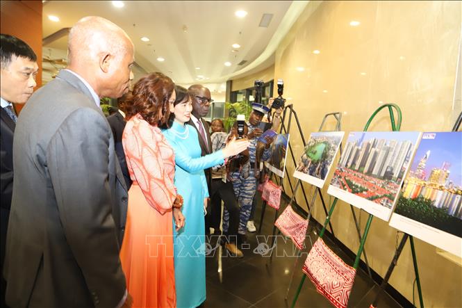 Đại sứ Việt Nam tại Maroc kiêm nhiệm Côte d'Ivoire Lê Kim Quy giới thiệu các bức ảnh về 50 năm quan hệ ngoại giao giữa hai nước với các vị khách quý. Ảnh: Hồng Minh - P/v TTXVN tại châu Phi
