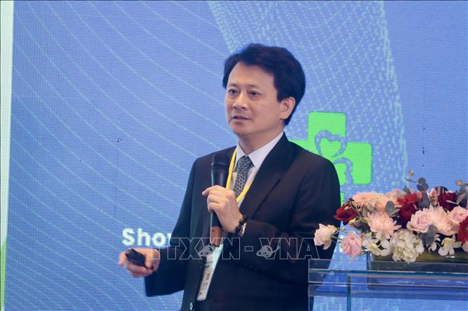 Giáo sư Jaw-Yuan Wang, Giám đốc, Bệnh viện Đại học Y Cao Hùng (Đài Loan, Trung Quốc) chia sẻ tại hội nghị. Ảnh: Thu Hương - TTXVN