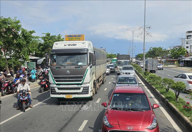 Các phương tiện xếp hàng dài, “rồng rắn” nối đuôi trên Quốc lộ 60 (địa phận xã Phú Túc, tỉnh Vĩnh Long) để chờ qua cầu Rạch Miễu. Ảnh: Chương Đài - TTXVN