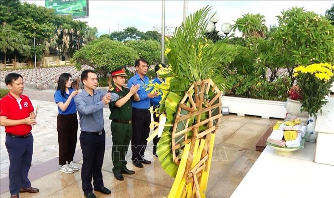 Lãnh đạo, cán bộ, nhân viên, đoàn viên Đoàn Thanh niên Ủy ban nhân dân tỉnh Quảng Trị và Viettel Quảng Trị dâng hương, dâng hoa tưởng niệm, tri ân các anh hùng liệt sĩ. Ảnh: TTXVN phát