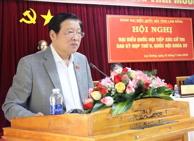 Đồng chí Phan Đình Trạc phát biểu tại buổi tiếp xúc củ tri xã Lạc Dương. Ảnh: Nguyễn Dũng – TTXVN