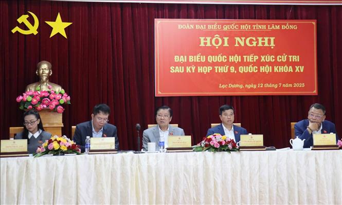 Đồng chí Phan Đình Trạc và Đoàn đại biểu Quốc hội tỉnh Lâm Đồng tiếp xúc cử tri xã Lạc Dương chiều 12/7. Ảnh: Nguyễn Dũng – TTXVN