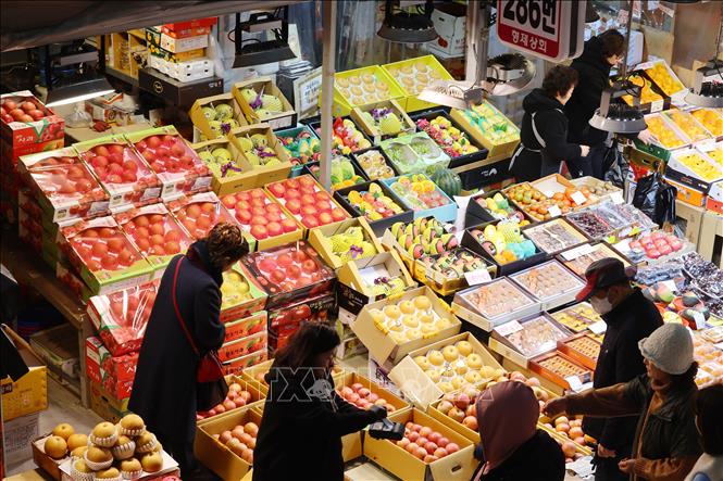 Người tiêu dùng chọn mua hàng hoá tại một chợ bán sỉ ở Incheon, phía Tây Seoul, Hàn Quốc ngày 20/1/2025. Ảnh: YONHAP/TTXVN
