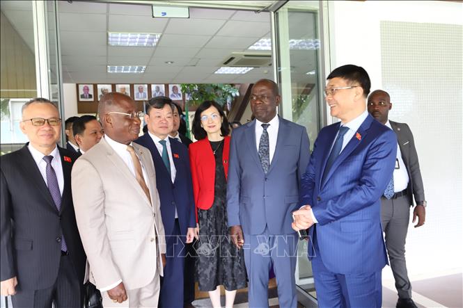 Phó Chủ tịch Quốc hội Vũ Hồng Thanh làm việc với Bộ trưởng Ngoại giao, Hội nhập châu Phi và người Côte d'Ivoire ở nước ngoài Kacou Houadja Léon Adom. Ảnh: Hồng Minh - PV TTXVN tại châu Phi