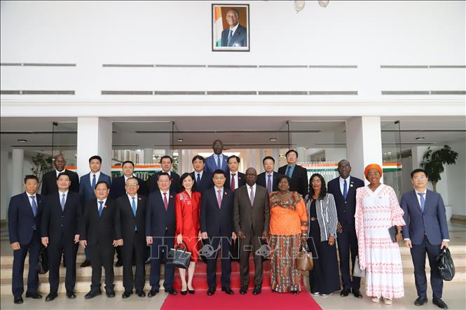 Phó Chủ tịch Quốc hội Vũ Hồng Thanh hội đàm với Phó Chủ tịch Quốc hội Côte d'Ivoire Woi Mela Gaston. Ảnh: Hồng Minh - PV TTXVN tại châu Phi