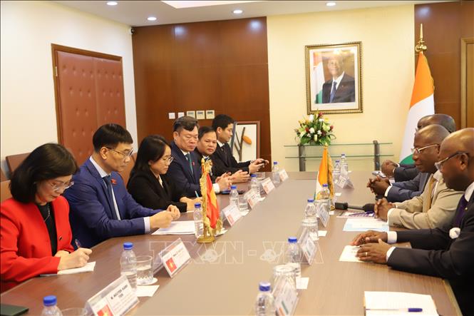 Phó Chủ tịch Quốc hội Vũ Hồng Thanh làm việc với Bộ trưởng Ngoại giao, Hội nhập châu Phi và người Côte d'Ivoire ở nước ngoài Kacou Houadja Léon Adom. Ảnh: Hồng Minh - PV TTXVN tại châu Phi