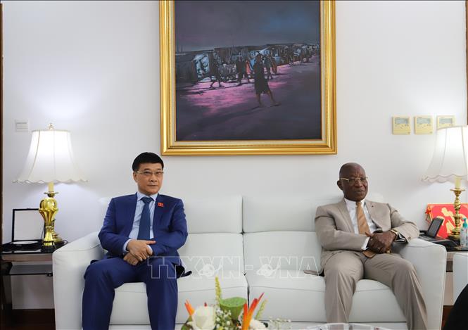 Phó Chủ tịch Quốc hội Vũ Hồng Thanh làm việc với Bộ trưởng Ngoại giao, Hội nhập châu Phi và người Côte d'Ivoire ở nước ngoài Kacou Houadja Léon Adom. Ảnh: Hồng Minh - PV TTXVN tại châu Phi