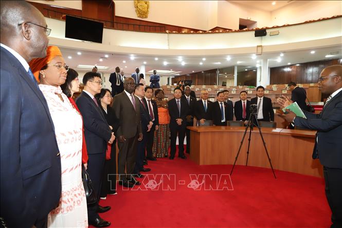 Phó Chủ tịch Quốc hội Vũ Hồng Thanh nghe Phó Chủ tịch Quốc hội Côte d'Ivoire Woi Mela Gaston giới thiệu về Quốc hội.  Ảnh: Hồng Minh - PV TTXVN tại châu Phi