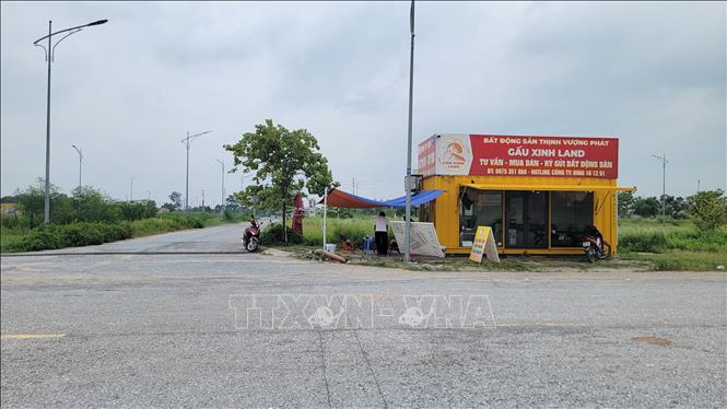 Vắng vẻ người tìm mua đất tại các khu vực sau đấu giá. Ảnh Mạnh Khánh-TTXVN