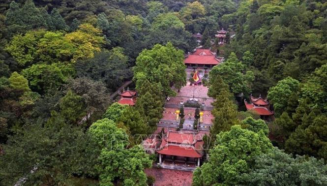 Điểm nổi bật trong Khu di tích danh thắng Côn Sơn là đền thờ Anh hùng dân tộc, Danh nhân văn hóa thế giới Nguyễn Trãi. Ngôi đền tọa lạc dưới chân núi Ngũ Nhạc, Kỳ Lân, tựa lưng vào Tổ Sơn tạo thành thế “tả thanh long, hữu bạch hổ”. Ảnh: Thành Đạt - TTXVN
