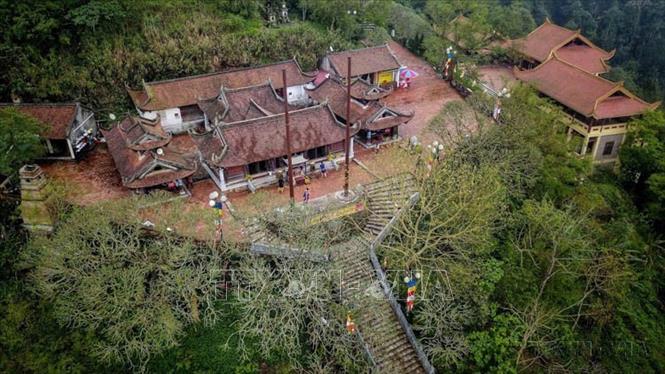 Chùa Hoa Yên thuộc Khu di tích lịch sử và danh thắng Yên Tử (Quảng Ninh). Chùa được dựng từ thời Lý và được tôn tạo nhiều lần trong lịch sử, lưng dựa vào núi trước mặt là 3 cây đại cổ thụ trên 700 năm tuổi (2021). Ảnh: Thành Đạt - TTXVN