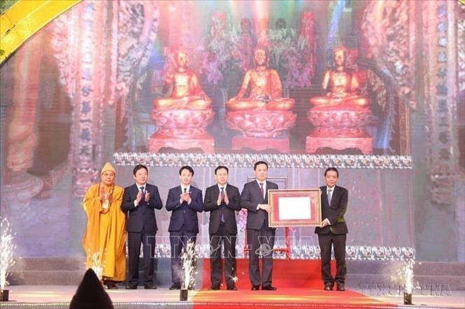 Thứ trưởng Bộ Văn hoá, Thể thao và Du lịch Hoàng Đạo Cương trao Quyết định của Thủ tướng Chính phủ công nhận bộ tượng Tam thế chùa Côn Sơn là Bảo vật quốc gia cho tỉnh Hải Dương (25/2/2024). Ảnh: Mạnh Minh – TTXVN