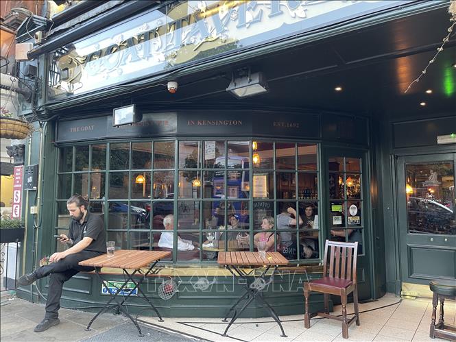 Hàng quán tại khu Kensington ở trung tâm London vắng khách hơn thường lệ do nắng nóng. Ảnh: Minh Hợp-P/v TTXVN tại Anh