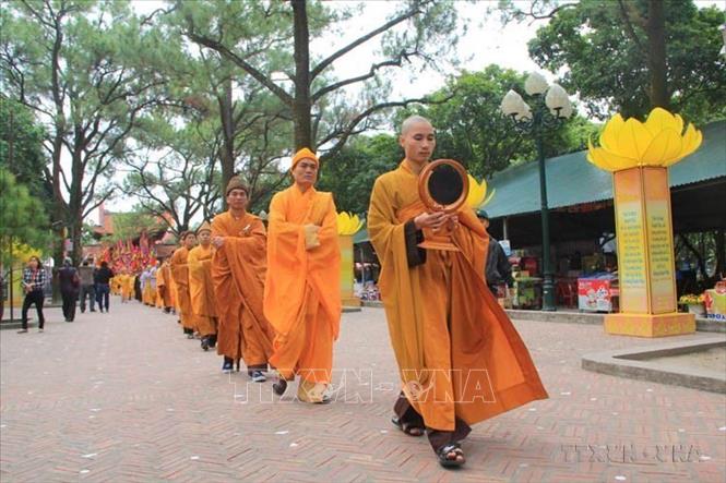 Nghi lễ rước nước tại Lễ hội mùa xuân Côn Sơn- Kiếp Bạc. Nước được lấy từ hồ Côn Sơn mang về chùa Côn Sơn thuộc Khu di tích quốc gia đặc biệt Côn Sơn- Kiếp Bạc. Đây là một nghi lễ quan trọng với mục đích lấy nước để làm lễ mộc dục (tắm tượng), đồng thời, biểu dương sức mạnh cộng đồng làng xã, gợi mở sự gắn kết cộng đồng, thể hiện ước mong cầu mùa, cầu nhân khang, vật thịnh (2017). Ảnh: Mạnh Minh- TTXVN
