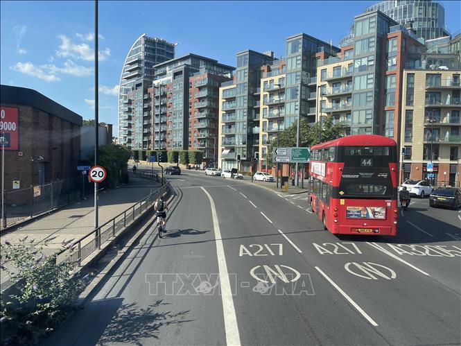 Phố xá London vắng vẻ giữa trưa hè. Ảnh: Minh Hợp- P/v TTXVN tại Anh