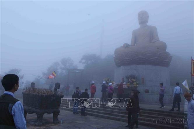 Hàng vạn du khách đến dâng hương tại lễ hội Yên Tử 2018 (Quảng Ninh). Ảnh: TTXVN