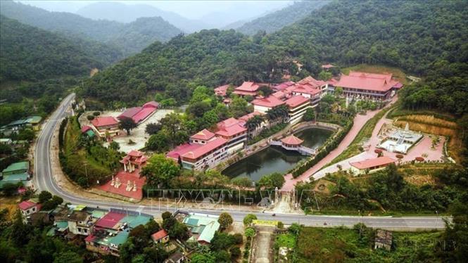 Thiền viện Trúc Lâm Yên Tử (còn gọi là Chùa Lân) nằm trên núi Yên Tử, thuộc Khu di tích lịch sử và danh thắng Yên Tử (Quảng Ninh), là nơi được vua Trần Nhân Tông chọn làm nơi để tu hành. Đây vốn là một ngôi chùa lớn, với những công trình đồ sộ nhưng đã bị hủy hoại theo thời gian, nay chỉ còn lại một vài dấu tích trên mặt đất. Năm 2002, Thiền viện Trúc Lâm Yên Tử đã được xây dựng lại (2021). Ảnh: Thành Đạt - TTXVN