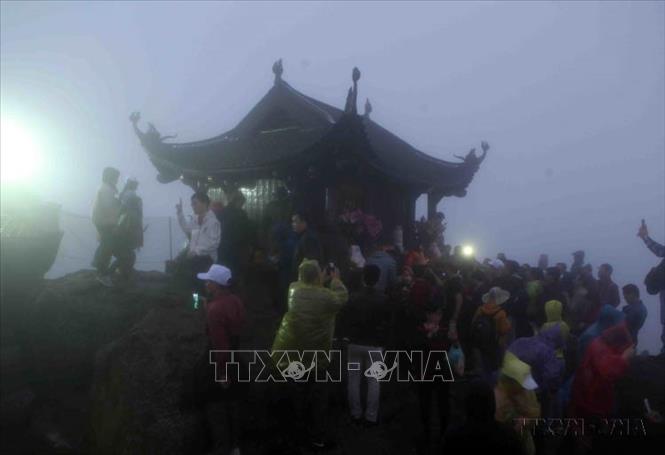 Hàng vạn du khách đến dâng hương ở chùa Đồng, thuộc Quần thể di tích danh thắng Yên Tử, tỉnh Quảng Ninh (25/2/2018). Ảnh: TTXVN