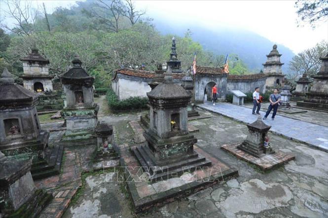 Vẻ đẹp cổ kính vườn Tháp chùa Hoa Yên trong Khu di tích lịch sử và danh thắng Yên Tử (Quảng Ninh). Chùa Hoa Yên được dựng từ thời Lý và được tôn tạo nhiều lần trong lịch sử. Chùa tọa lạc trên lưng chừng núi, quay hướng Tây Nam. Ảnh: Tuấn Anh - TTXVN