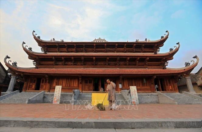 Chùa Quỳnh Lâm thuộc Khu di tích lịch sử nhà Trần (Quảng Ninh) là một trong các ngôi chùa nổi tiếng của Việt Nam. Xưa kia chùa là một trung tâm Phật giáo quan trọng của dòng thiền Trúc Lâm. Chùa nổi tiếng vì nhiều lẽ, một trong các nguyên nhân quan trọng là nơi đây từng có pho tượng Phật khổng lồ, đứng đầu trong Thiên Nam tứ đại khí hay An Nam tứ đại khí, là tài sản quý giá của nước Ðại Việt thời Lý, Trần. Ảnh: Thành Đạt - TTXVN