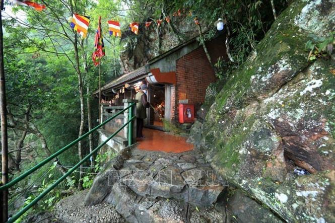 Chùa Một Mái nằm nép mình bên sườn núi cao, thuộc Khu di tích lịch sử và danh thắng Yên Tử (Quảng Ninh). Một nửa chùa ẩn sâu trong hang núi, nửa còn lại phô ra bên ngoài và chỉ có một mái nên chùa còn có các tên gọi khác như chùa Bán Thiên, chùa Bán Mái. Ảnh: Tuấn Anh - TTXVN