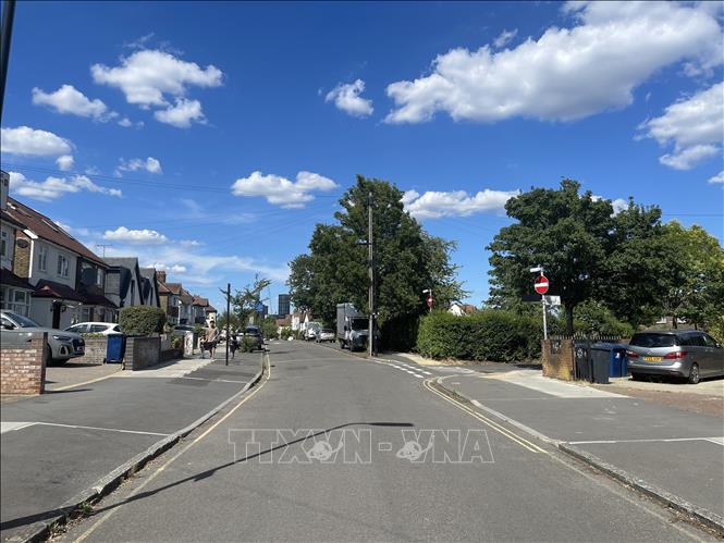 Khu dân cư ở London vắng người qua lại khi Văn phòng khí tượng quốc gia và Cơ quan an ninh y tế Anh ban hành cảnh báo màu hổ phách về thời tiết nắng nóng (mức độ nghiêm trọng thứ hai sau màu đỏ) trên toàn nước Anh. Ảnh: Minh Hợp-P/v TTXVN tại Anh