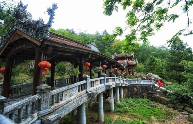 Vẻ đẹp cổ kính của cầu Thấu Ngọc trong chùa Côn Sơn, thuộc Khu di tích Côn Sơn - Kiếp Bạc (Hải Dương). Ảnh: Tuấn Anh - TTXVN