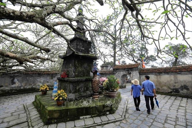 Tháp Tổ Trần Nhân Tông hay còn gọi là Tháp Huệ Quang trong Vườn tháp Huệ Quang ở Khu di tích và rừng quốc gia Yên Tử, là ngọn tháp lưu giữ xá lỵ của Phật hoàng Trần Nhân Tông. Vườn tháp Huệ Quang nay chỉ còn 64 ngọn tháp và mộ, trong đó có 40 tháp mới được trùng tu năm 2002. Ảnh: Thành Đạt - TTXVN