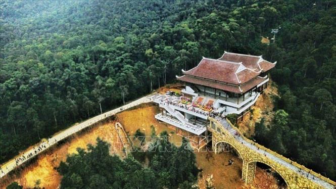 Lễ cung nghinh Tôn tượng Tam Tổ Trúc Lâm từ chốn Tổ chùa Vĩnh Nghiêm lên chùa Thượng Tây Yên Tử, thuộc Khu di tích danh thắng Tây Yên Tử (tỉnh Bắc Ninh). Tây Yên Tử là nơi có hệ thống các chùa tháp, di tích cùng sự kỳ vĩ của rừng, núi liên quan đến sự hình thành thiền phái Trúc Lâm Yên Tử thời Trần. Ảnh: Thành Đạt – TTXVN