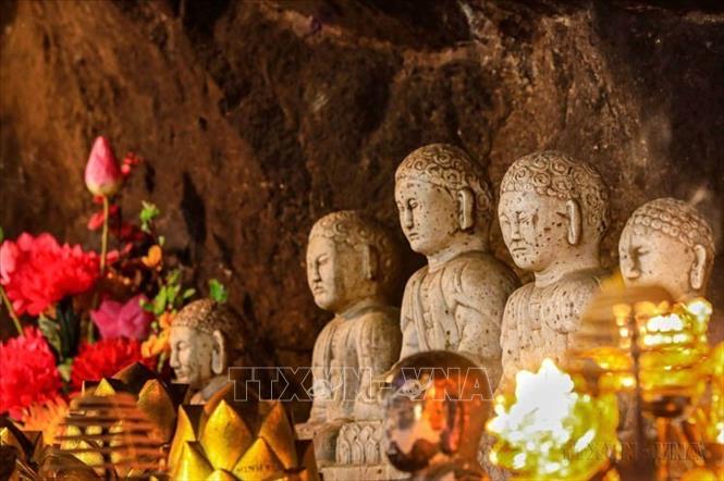 Ở chùa Một Mái thuộc Khu di tích lịch sử và danh thắng Yên Tử (Quảng Ninh), ngôi chùa tuy nhỏ nhưng rất độc đáo bởi là nơi duy nhất của Yên Tử ngày nay vẫn giữ nguyên hệ thống tượng thờ và đồ thờ trong chùa toàn bằng đá trắng có niên đại cuối thời Lê, đầu thời Nguyễn. Ảnh: Tuấn Anh - TTXVN