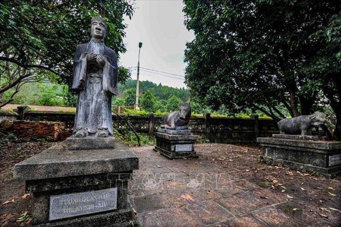 Xung quanh khu Ngải Sơn lăng (lăng vua Trần Hiến Tông) thuộc Khu di tích lịch sử nhà Trần (Quảng Ninh) hiện còn rất nhiều di vật gồm tượng quan hầu, tượng linh thú và rùa. Ảnh: Thành Đạt - TTXVN