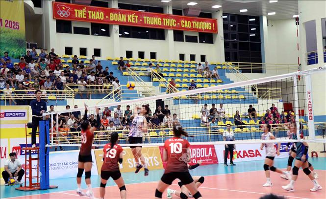 Trận đấu giữa đội nữ Hưng Yên và nữ Thái Nguyên. Ảnh: Trần Trang-TTXVN 