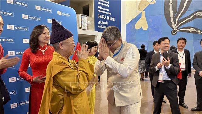 Bạn bè quốc tế chúc mừng đoàn Việt Nam. Ảnh: Thu Hà - PV TTXVN tại Pháp 
