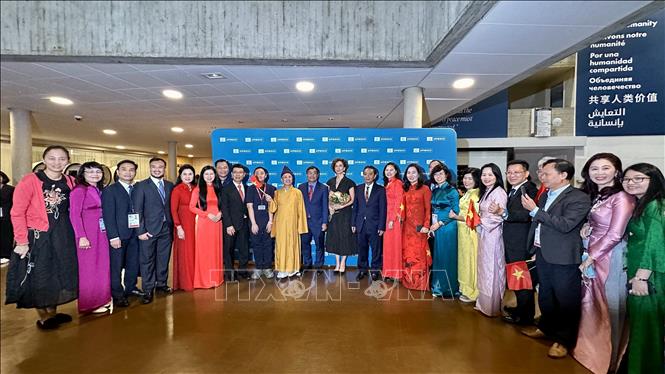 Tổng giám đốc UNESCO, bà Audrey Azoulay, chụp ảnh lưu niệm với đoàn Việt Nam tại sảnh lễ tân của trụ sở UNESCO. Ảnh: Thu Hà - PV TTXVN tại Pháp 