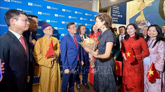 Tổng giám đốc UNESCO, bà Audrey Azoulay, tới chia vui với đoàn Việt Nam tại sảnh lễ tân của trụ sở UNESCO. Ảnh: Thu Hà - PV TTXVN tại Pháp 
