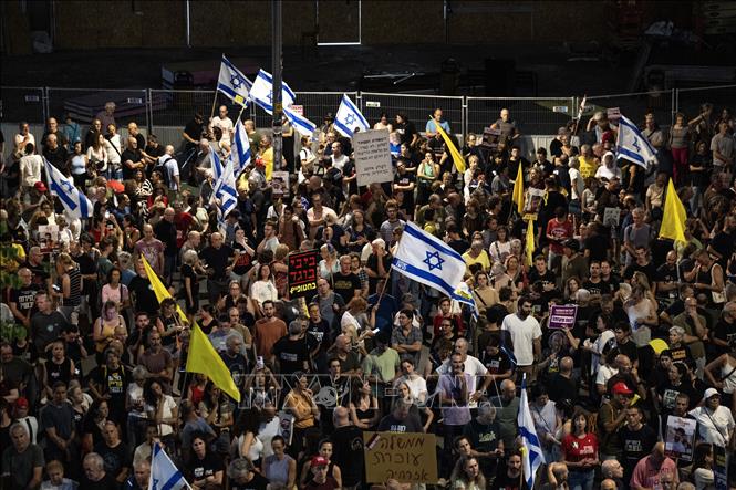 Tuần hành kêu gọi Chính phủ Israel tiến tới thỏa thuận ngừng bắn với phong trào Hồi giáo Hamas ở Dải Gaza kèm theo việc trao đổi con tin và tù nhân, tại Tel Aviv (Israel), ngày 12/7/2025. Ảnh: Anadolu Agency/TTXVN