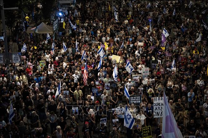 Tuần hành kêu gọi Chính phủ Israel tiến tới thỏa thuận ngừng bắn với phong trào Hồi giáo Hamas ở Dải Gaza kèm theo việc trao đổi con tin và tù nhân, tại Tel Aviv (Israel), ngày 12/7/2025. Ảnh: Anadolu Agency/TTXVN