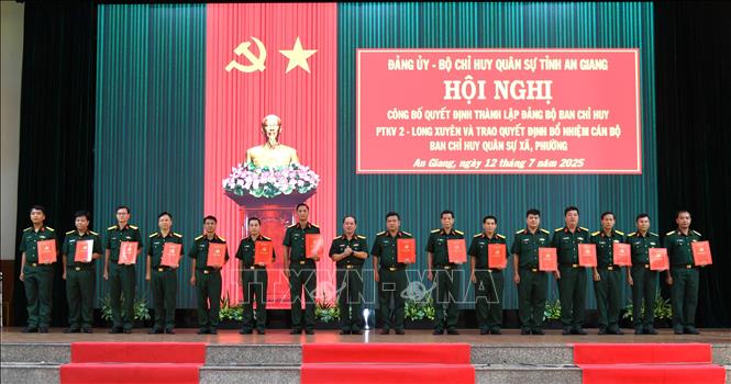 Đại tá Nguyễn Văn Ngành, Chỉ huy trưởng Bộ CHQS tỉnh An Giang trao quyết định chỉ định Ban Chấp hành Đảng bộ, Ban Thường vụ, Bí thư, Phó Bí thư Đảng ủy Ban Chỉ huy Phòng thủ khu vực 2 – Long Xuyên. Ảnh: Văn Sĩ - TTXVN