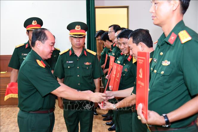 Đại tá Nguyễn Văn Ngành, Chỉ huy trưởng Bộ CHQS tỉnh An Giang trao quyết định chỉ định Ban Chấp hành Đảng bộ, Ban Thường vụ, Bí thư, Phó Bí thư Đảng ủy Ban Chỉ huy Phòng thủ khu vực 2 – Long Xuyên. Ảnh: Văn Sĩ - TTXVN