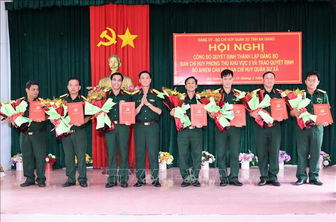 Đại tá Cao Minh Tâm, Phó Chính ủy Bộ CHQS tỉnh An Giang trao quyết định chỉ định Ban Thường vụ Đảng ủy Ban Chỉ huy Phòng thủ khu vực 5 – An Biên. Ảnh: Văn Sĩ - TTXVN