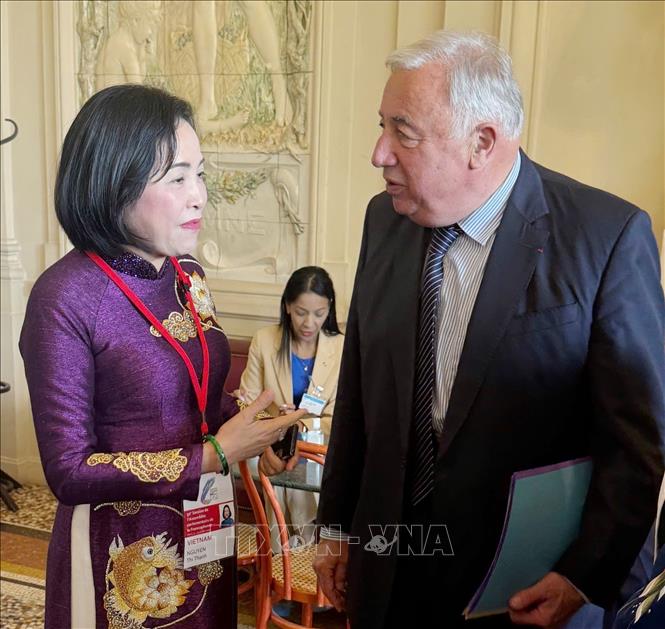 Phó Chủ tịch Quốc hội Nguyễn Thị Thanh gặp Chủ tịch Thượng viện Pháp Gérard Larcher bên lề hội nghị. Ảnh: TTXVN phát
