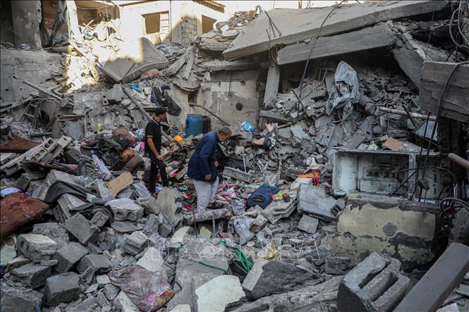 Đống đổ nát sau cuộc không kích của Israel xuống Dải Gaza. Ảnh: THX/TTXVN